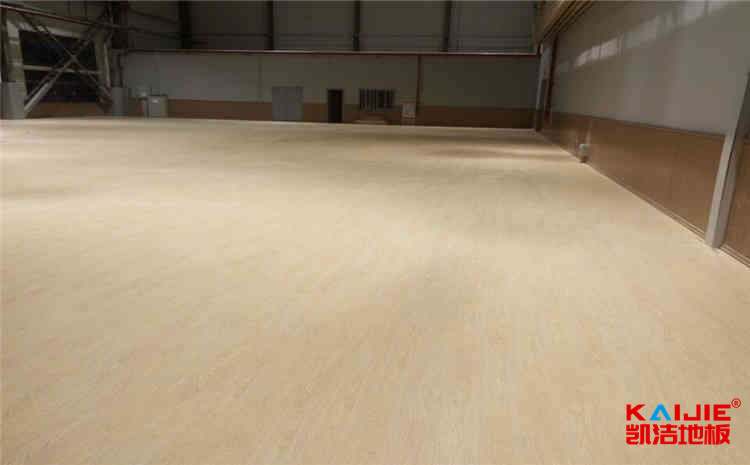 20厚木地板籃球館價(jià)格是多少錢？