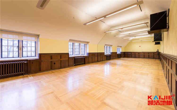 20厚羽毛球館木地板一般多少錢？