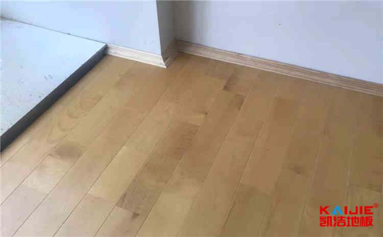 松木舞臺(tái)實(shí)木地板哪個(gè)牌子好？