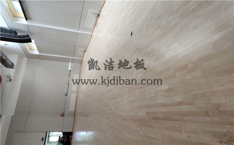 北京回龍觀(guān)育新學(xué)校籃球館木地板