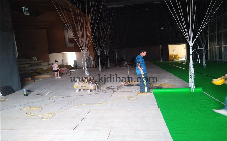 四川省樂山市沙灣區(qū)銅河廣場(chǎng)劇院舞臺(tái)實(shí)木運(yùn)動(dòng)地板案例—?jiǎng)P潔實(shí)木運(yùn)動(dòng)地板廠家