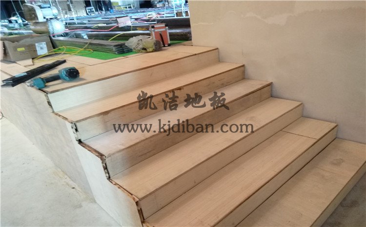 四川省樂山市沙灣區(qū)銅河廣場(chǎng)劇院舞臺(tái)實(shí)木運(yùn)動(dòng)地板案例—?jiǎng)P潔實(shí)木運(yùn)動(dòng)地板廠家